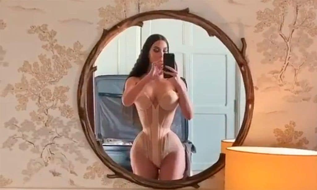 Kim Kardashian deja a sus seguidores boquiabiertos con su corsé más extremo