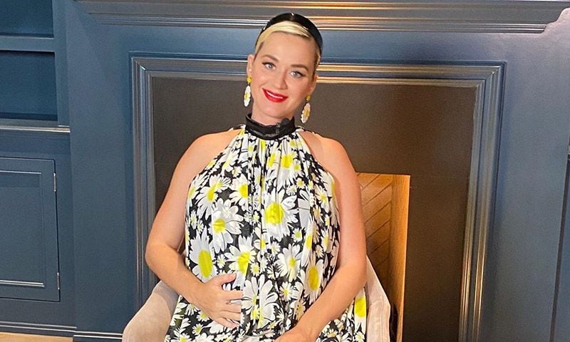 Katy Perry luce embarazo con un divertido baile mientras se lava los dientes