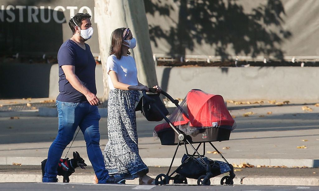 Inés Arrimadas y Xavier Cima de paseo con su hijo Álex