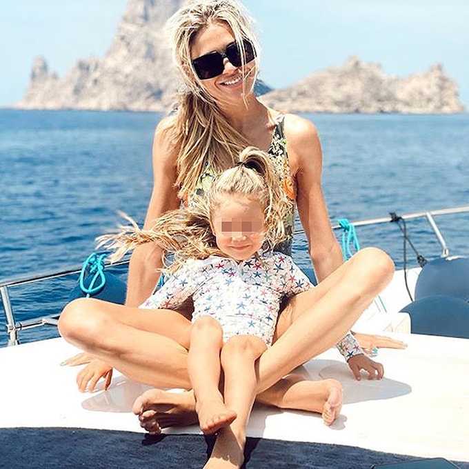 Carla Pereyra y sus hijas se 'despeinan' de felicidad en su escapada al Mediterráneo