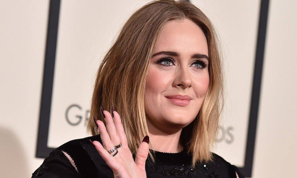 Adele presume de su gran cambio mostrando cómo le queda ahora uno de sus antiguos vestidos
