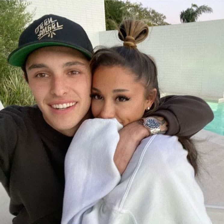 Ariana Grande no esconde estar enamorada y posa por primera vez con su novio
