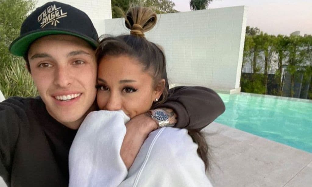 Ariana Grande no esconde estar enamorada y posa por primera vez con su novio