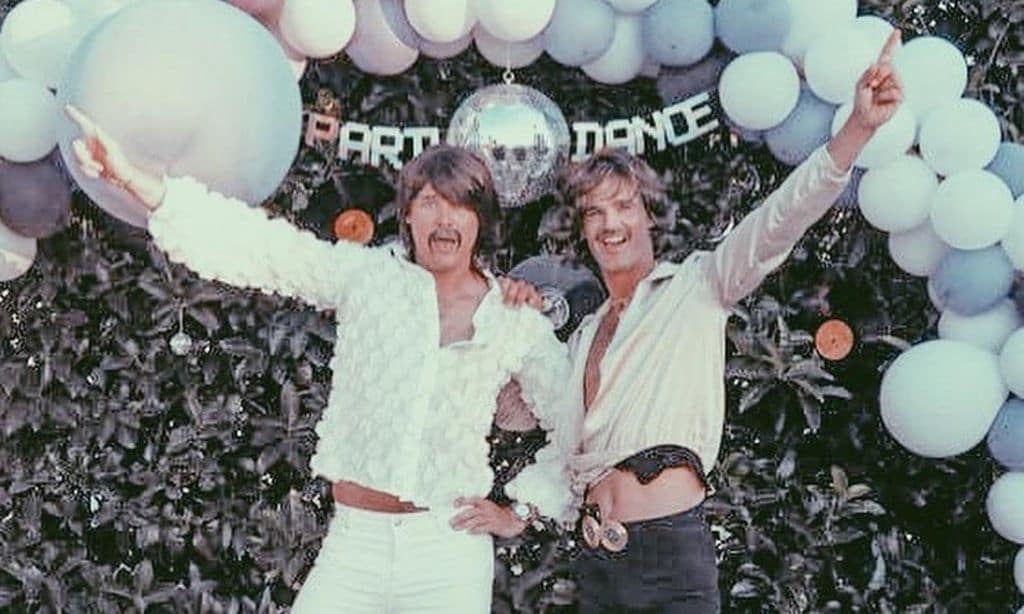 Disfraces, música setentera y ¡actuación sorpresa! La 'boda alternativa' de José Bono Rodríguez