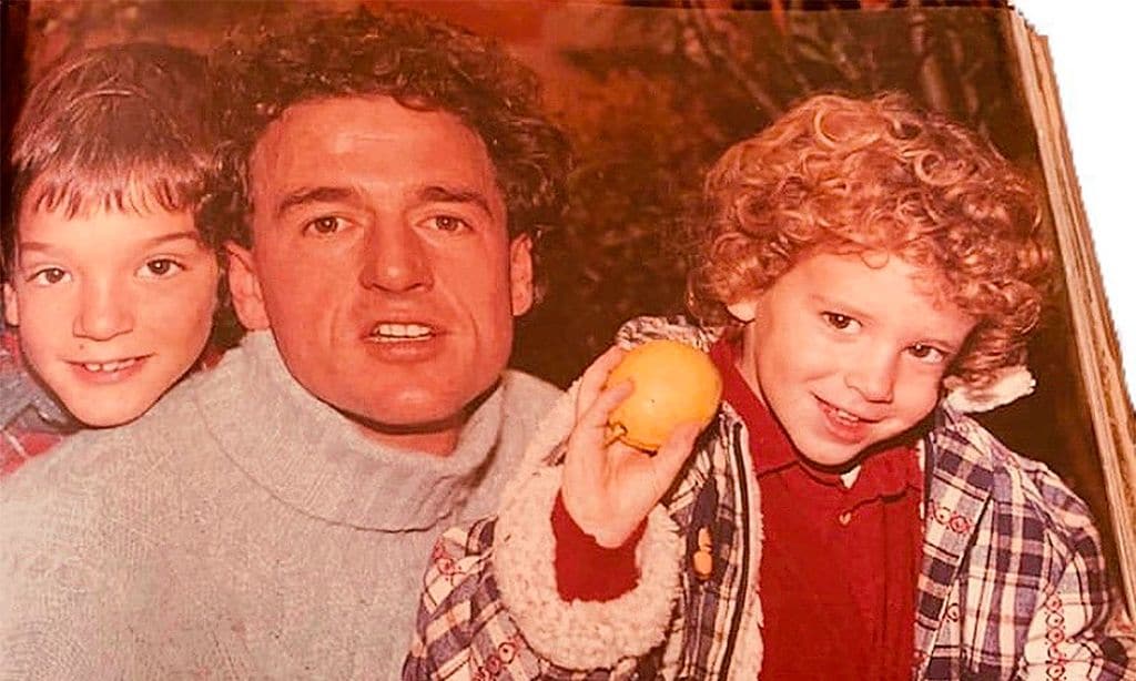 Clemente Lequio con su hermano Álex y su padre Alessandro