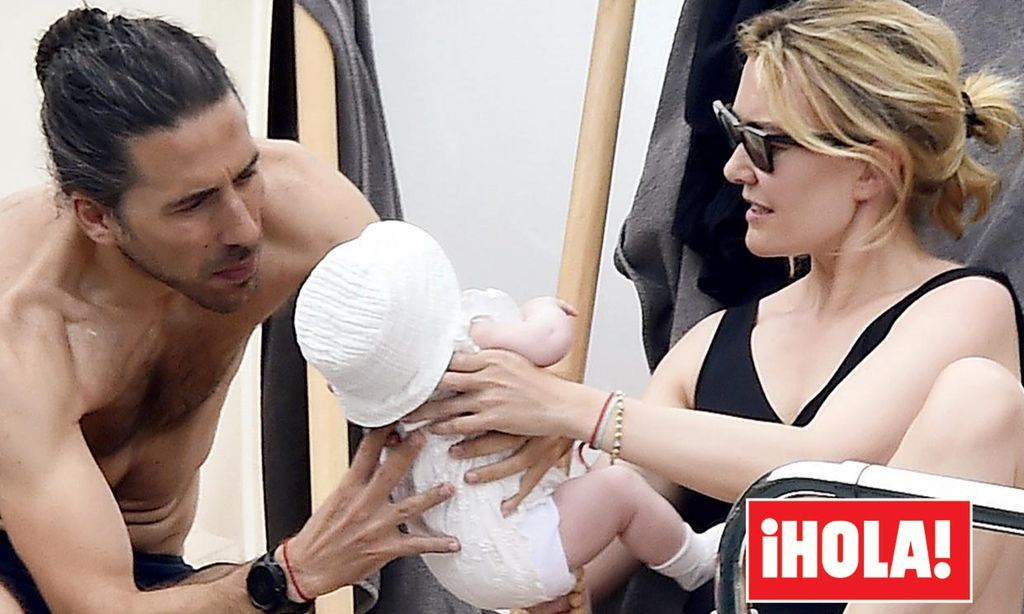 Fotografías exclusivas en ¡HOLA!: Marta Ortega y Carlos Torretta, primeras imágenes con su hija, Matilda