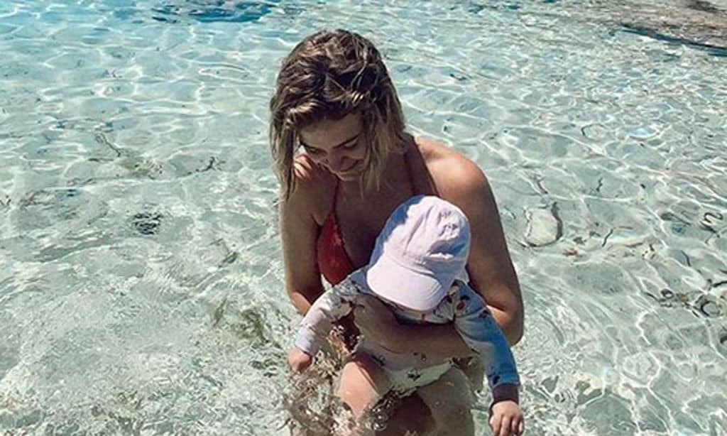 Así fue el primer baño de Roma, la hija de Laura Escanes