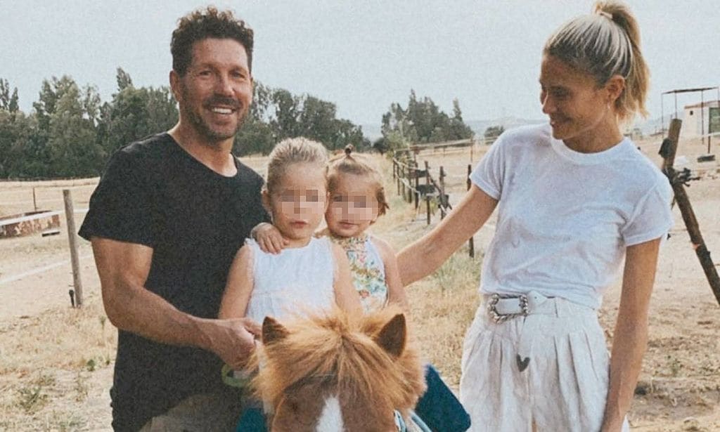 Carla Pereyra y Diego Pablo Simeone con sus hijas