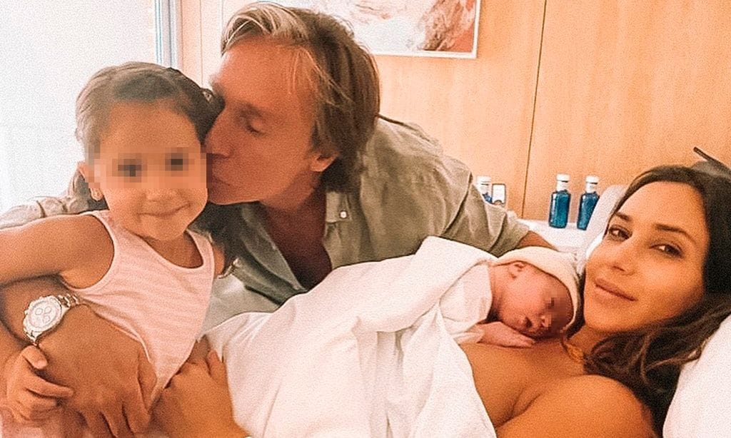 Israel Bayón y Cris Sainz con sus hijos