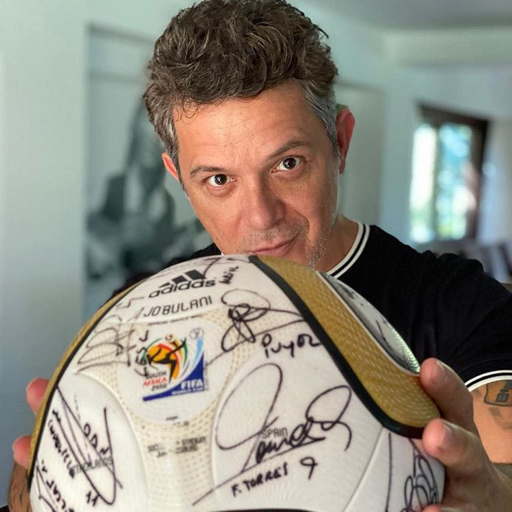 Alejandro Sanz muestra orgulloso el balón del Mundial de Sudáfrica que le regaló Iker Casillas