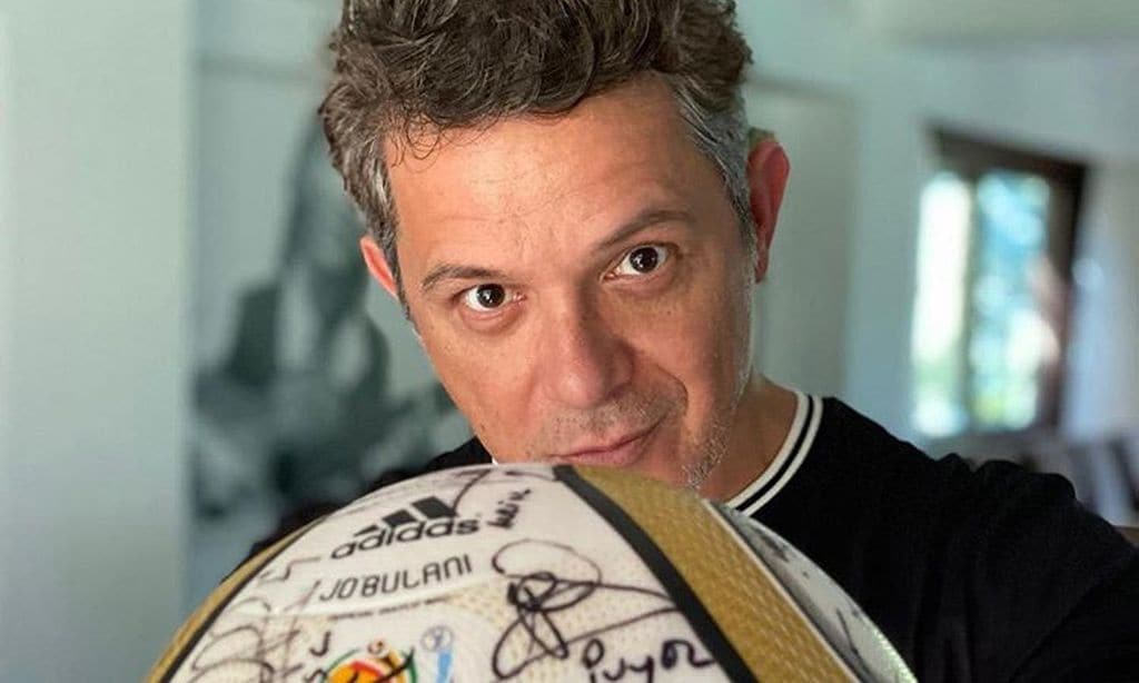 Alejandro Sanz muestra orgulloso el balón del Mundial de Sudáfrica que le regaló Iker Casillas