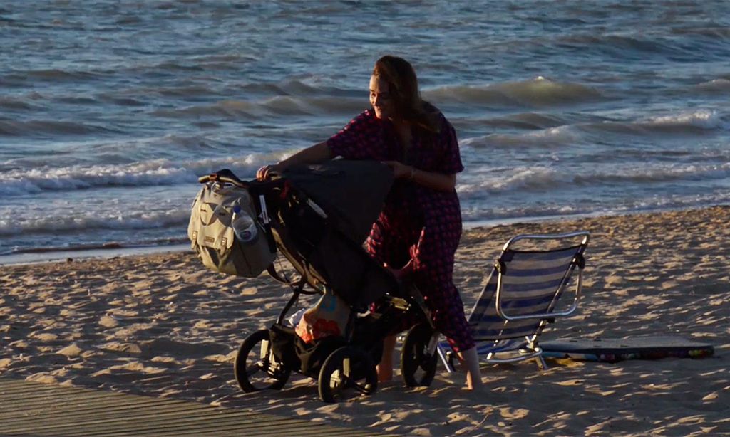 Toñi Moreno disfruta en la playa de sus primeros planes veraniegos con su hija Lola
