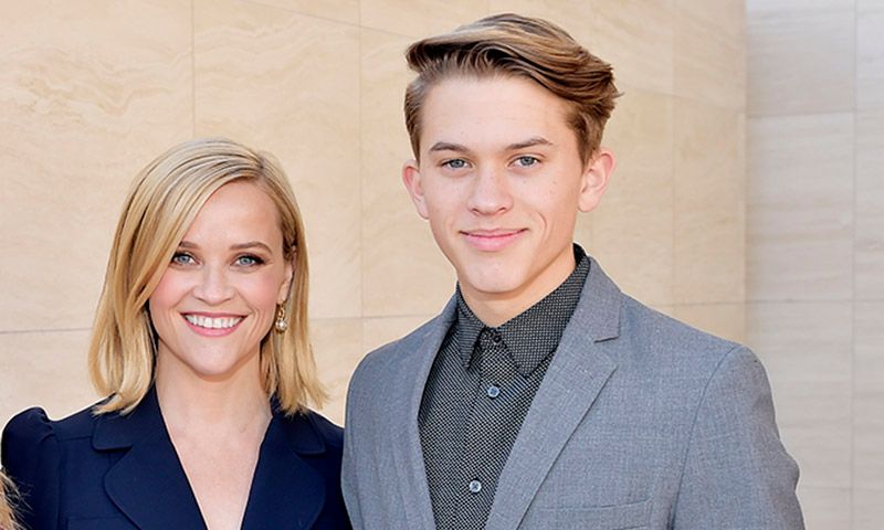 ¡Tierra, trágame! Reese Witherspoon saca los colores a su hijo Deacon, otra vez