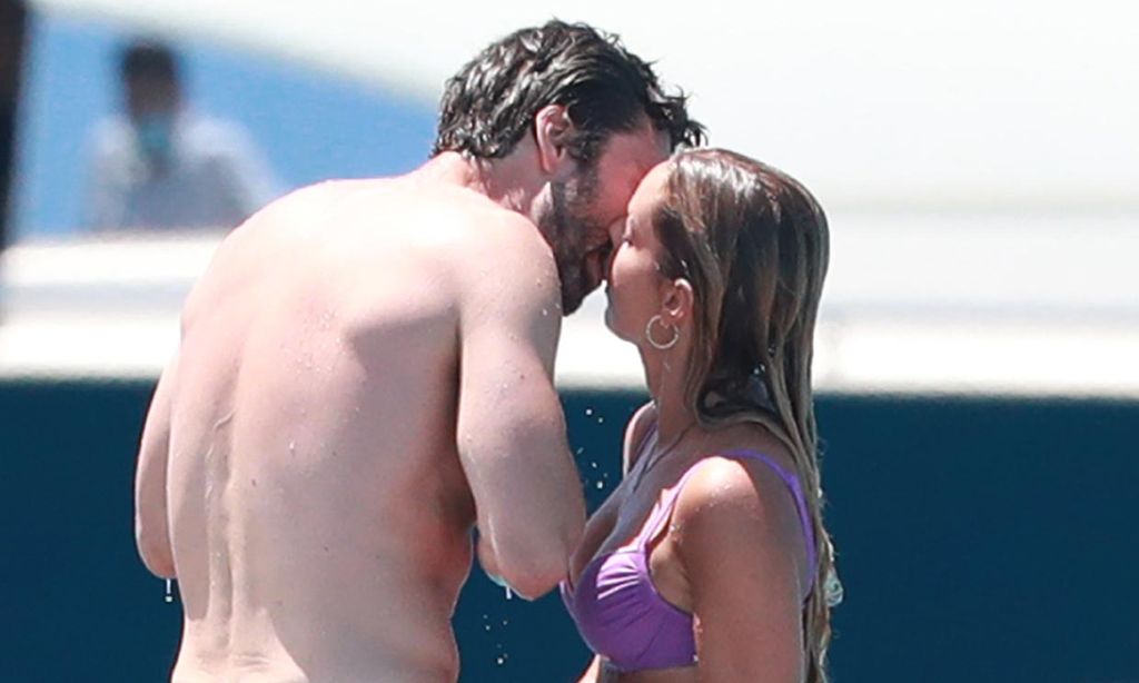 Alejandra Onieva y Sebastian Stan, besos en alta mar