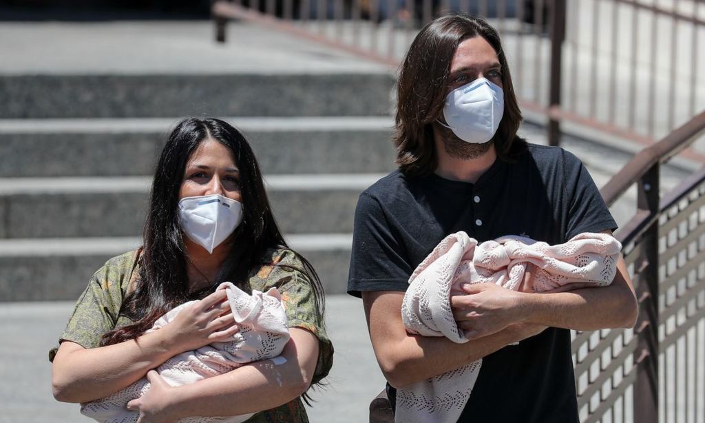 Sara Verdasco y Juan Carmona salen del hospital con sus hijas Carmen y Valentina