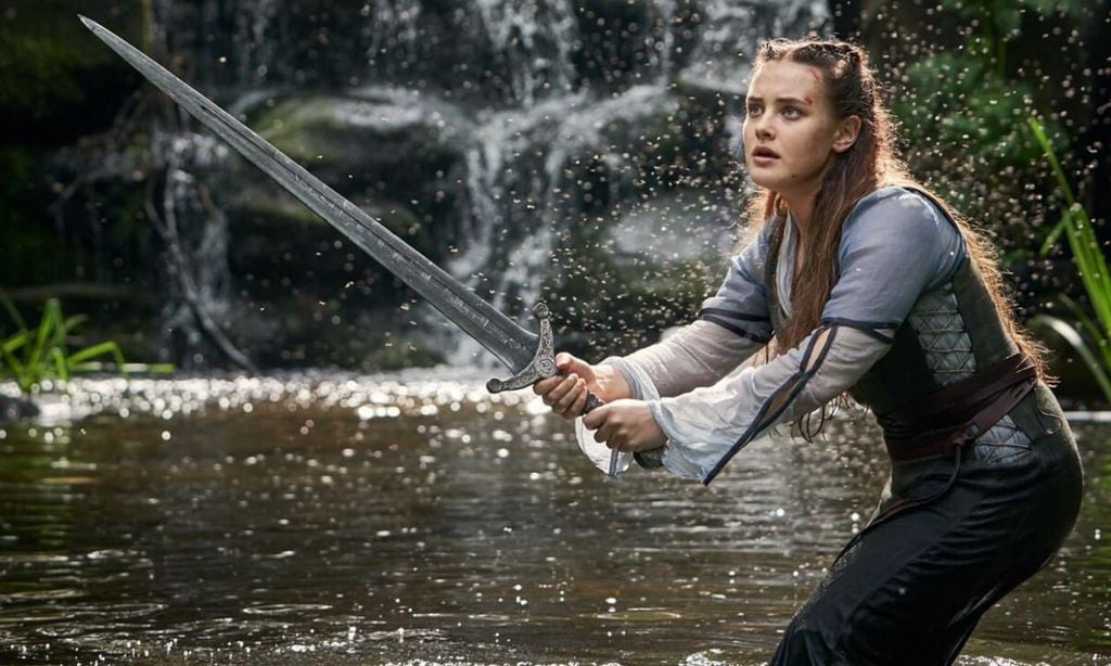 ‘Maldita’, la serie con Katherine Langford como portadora de Excálibur que ya puedes disfrutar