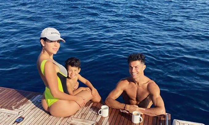 Georgina y Cristiano Ronaldo disfrutan del mar en familia