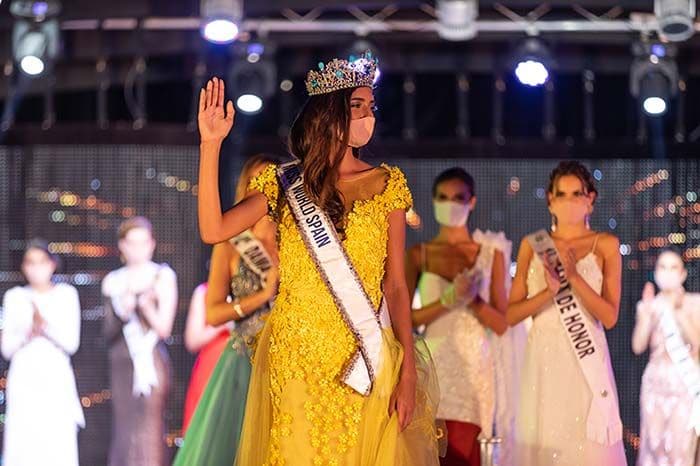 Ana García posa con la corona de Miss Mundo España