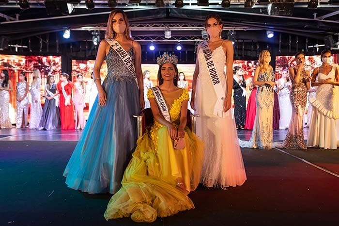 Ana García posa con la corona de Miss Mundo España