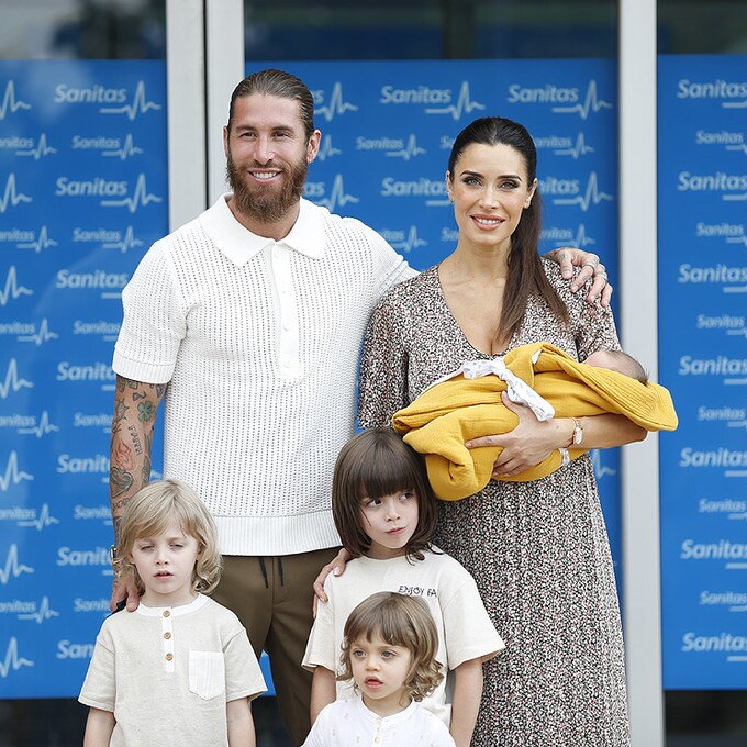 Muy sonrientes y acompañados de sus hijos: Pilar Rubio y Sergio Ramos abandonan el hospital con su bebé