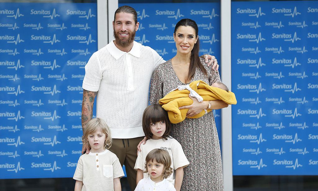 Muy sonrientes y acompañados de sus hijos: Pilar Rubio y Sergio Ramos abandonan el hospital con su bebé