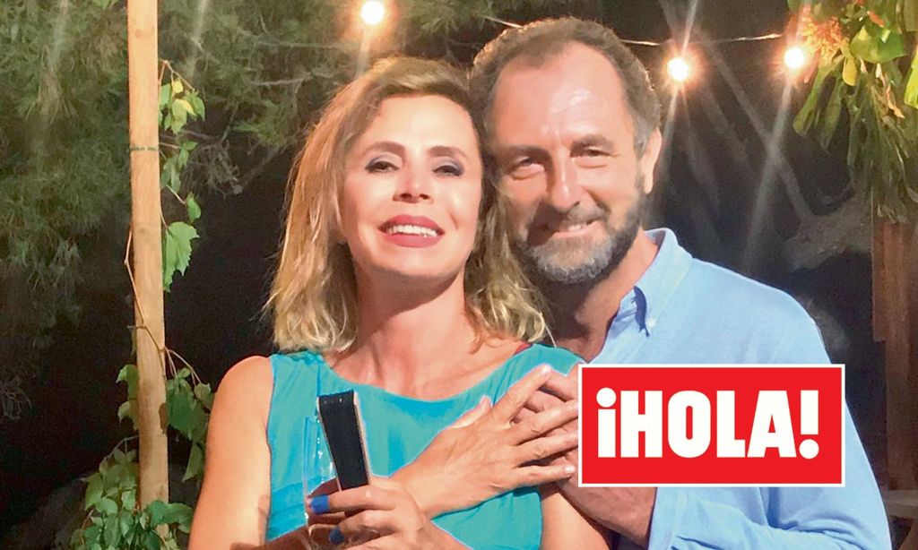 En ¡HOLA!, Ágatha Ruiz de la Prada posa junto a Luis Gasset por primera vez