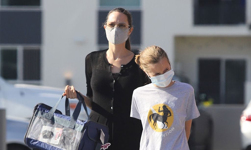Angelina Jolie y su hija Vivienne disfrutan de una tarde de compras