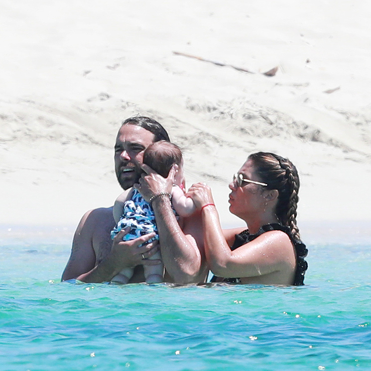 Elena Tablada y Javier Ungría: primer baño en el mar con su pequeña Camila