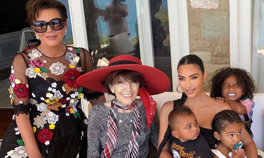  Kim Kardashian y su abuela Mary Jo 