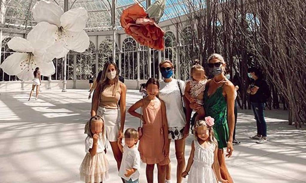 Carla Pereyra, con sus hijas y unas amigas en el Palacio de Cristal de Madrid