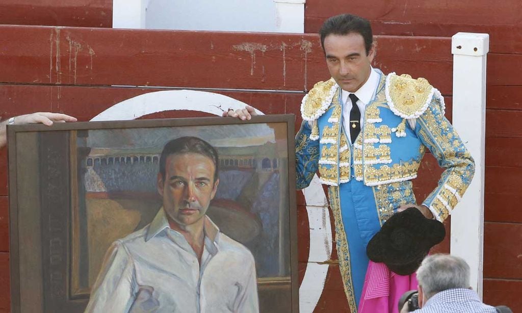 Enrique Ponce, en la plaza de Navas de San Juan, junto a un retrato suyo