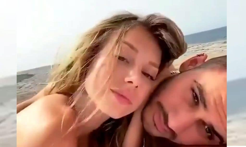 'Playback', bromas y besos en la playa: Ester Expósito disfruta del verano con su chico, Alejandro Speitzer