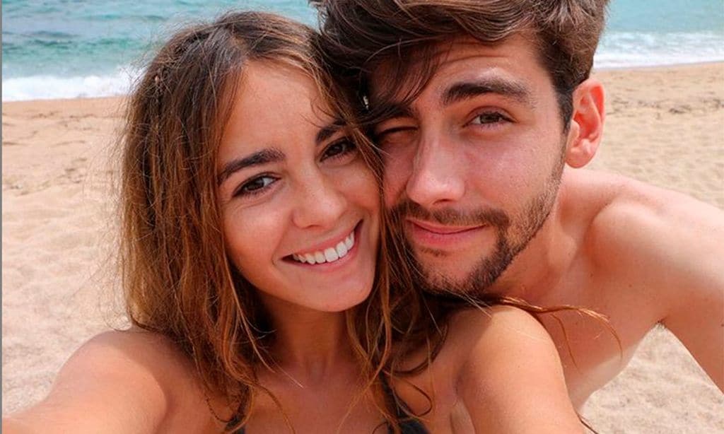 La divertida técnica de Álvaro Soler para 'ligar' en la playa... con su chica, Sofía Ellar