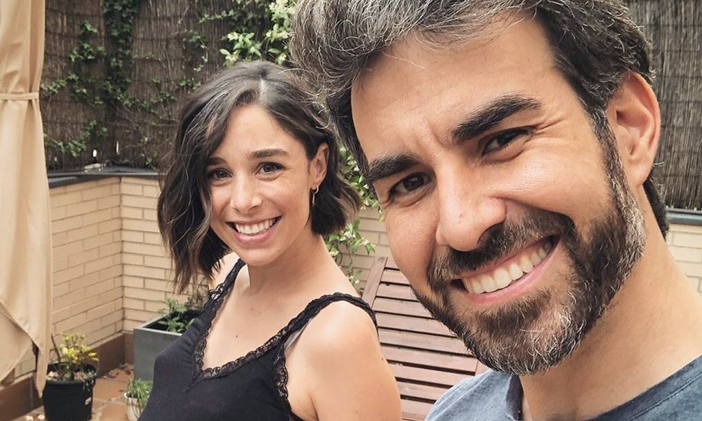 Daniel Muriel vuelve a casa con Candela Serrat y su hija recién nacida