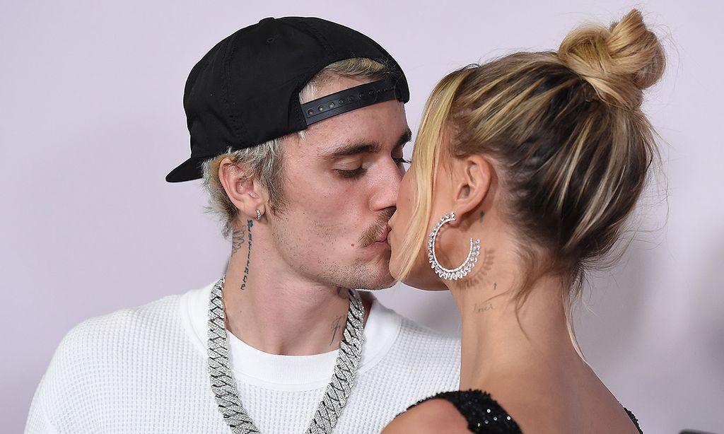 Justin Bieber besando a su mujer Hailey Bieber