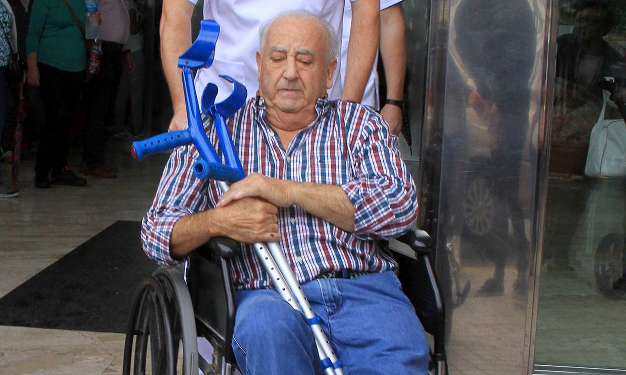 Humberto Janeiro saliendo del hospital en Villamartin, Cádiz en 2015 