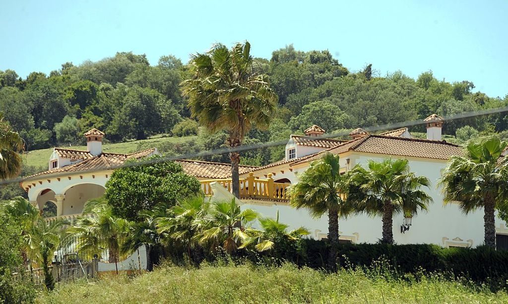 Diez habitaciones, plaza de toros, capilla: así es Ambiciones, la emblemática finca de los Janeiro