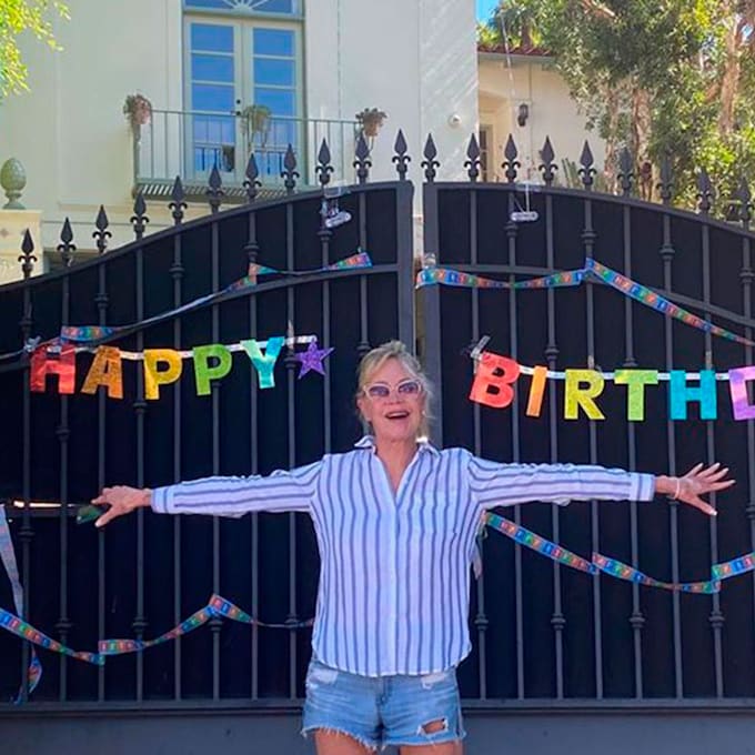 Llamada de sus ex, flores y una gran sorpresa: Melanie Griffith celebra su 63 cumpleaños