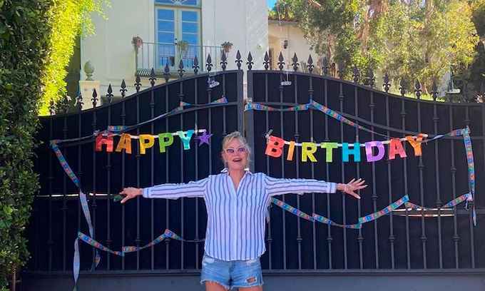 Melanie Griffith posa en la puerta de su casa con la decoración de su 63 cumpleaños