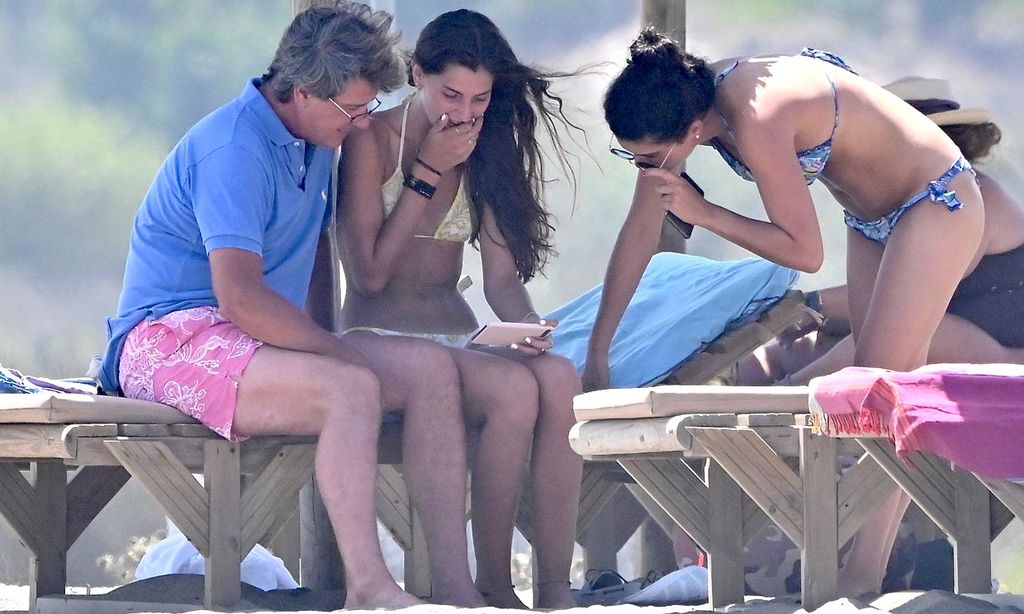 Cayetano Martínez de Irujo, de vacaciones en Cádiz con las dos mujeres de su vida