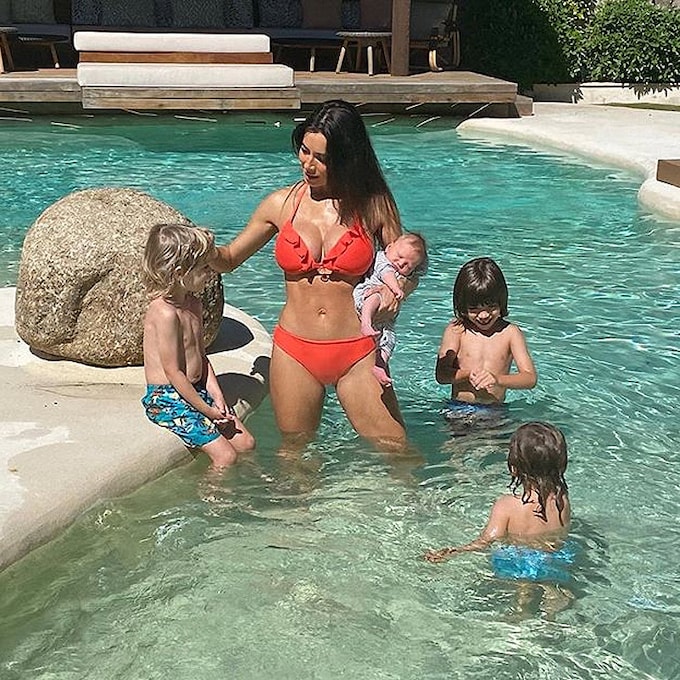 Pilar Rubio, espectacular tras dar a luz, en la piscina con sus 'cuatro fantásticos'