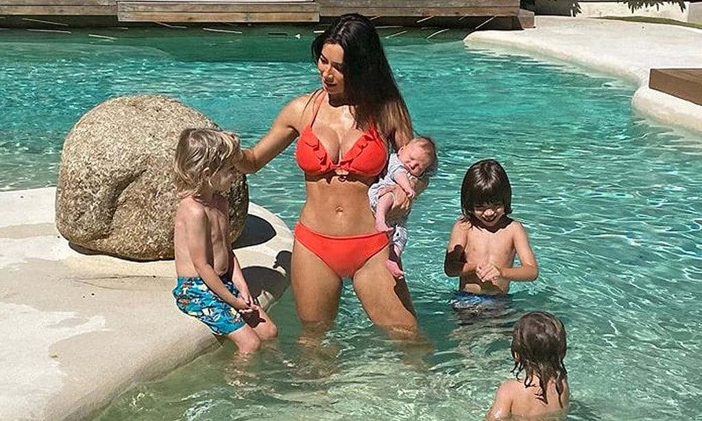 Pilar Rubio, espectacular tras dar a luz, en la piscina con sus 'cuatro fantásticos'