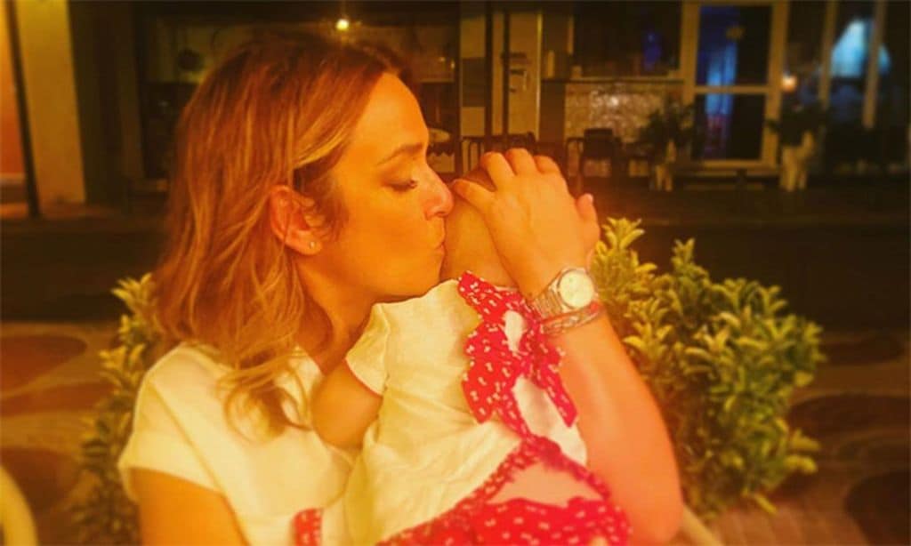 Toñi Moreno muestra orgullosa la costumbre que ha heredado su hija Lola