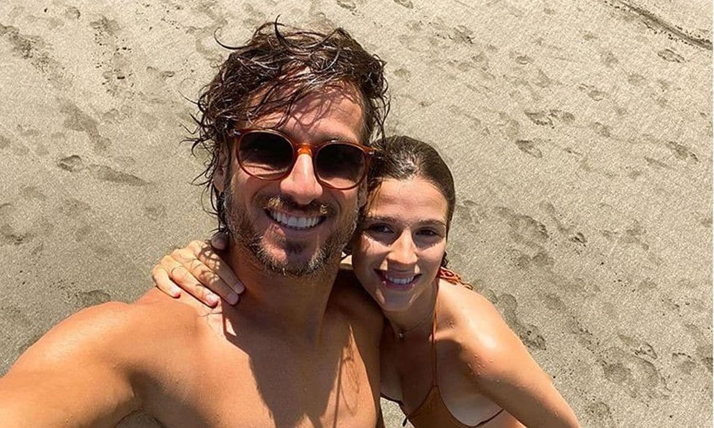 Sol, baile y muchas risas, el divertido plan de Sandra Gago y Feliciano López en las playas de Cádiz