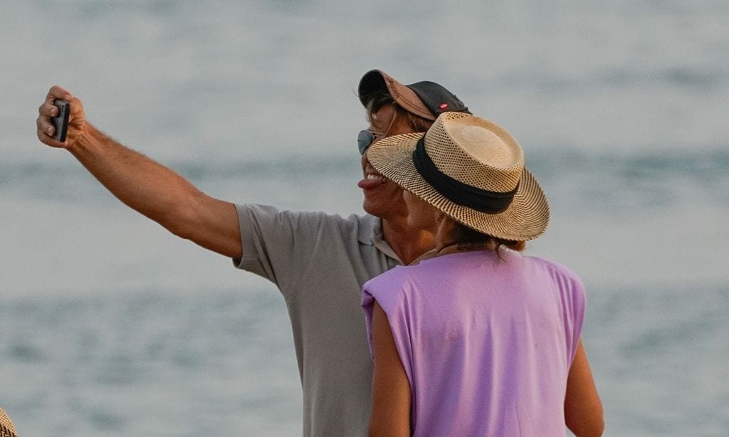 Tumbona, sol y un divertido 'selfie': Manuel Díaz, perfecta jornada playera junto a sus chicas