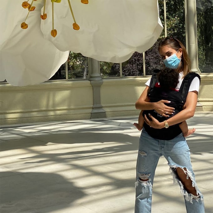 Hiba Abouk disfruta de Madrid con su hijo antes de empezar una nueva vida en Milán