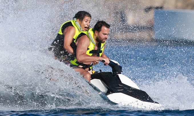 Elena TAblada y Javier Ungría dando paseo en moto de agua