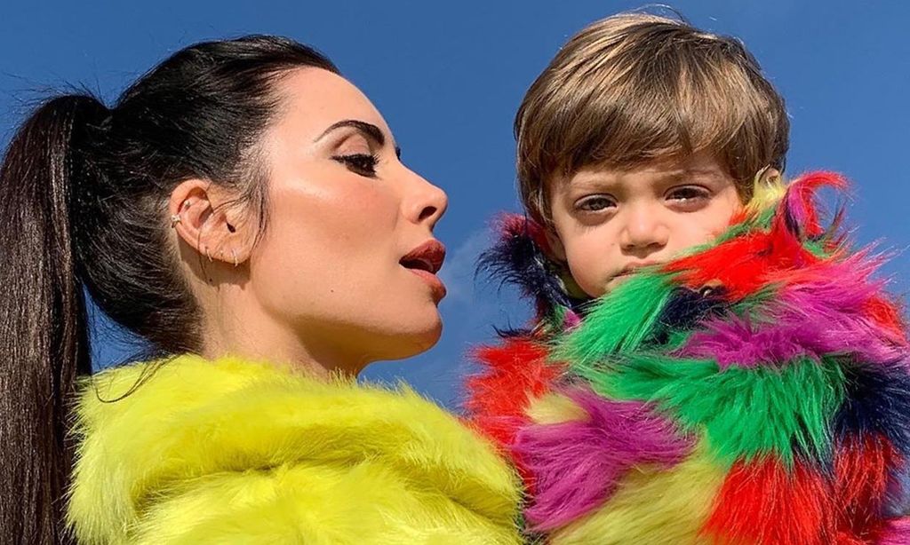 ¡Puro amor! Alejandro, el hijo de Pilar Rubio, se come a besos a su hermano pequeño Maximo