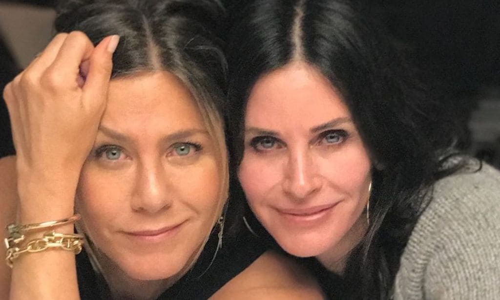 El hilarante vídeo de Jennifer Aniston y Courteney Cox jugando una partida de billar