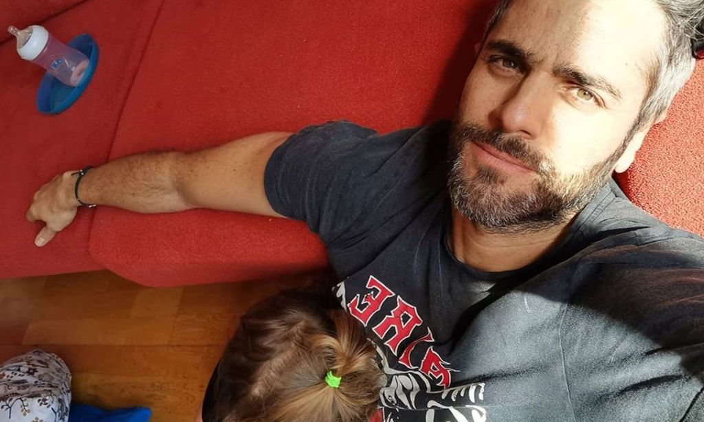 Cantando y con camisetas a juego: la euforia de Roberto Leal y su hija tras la victoria del Sevilla FC
